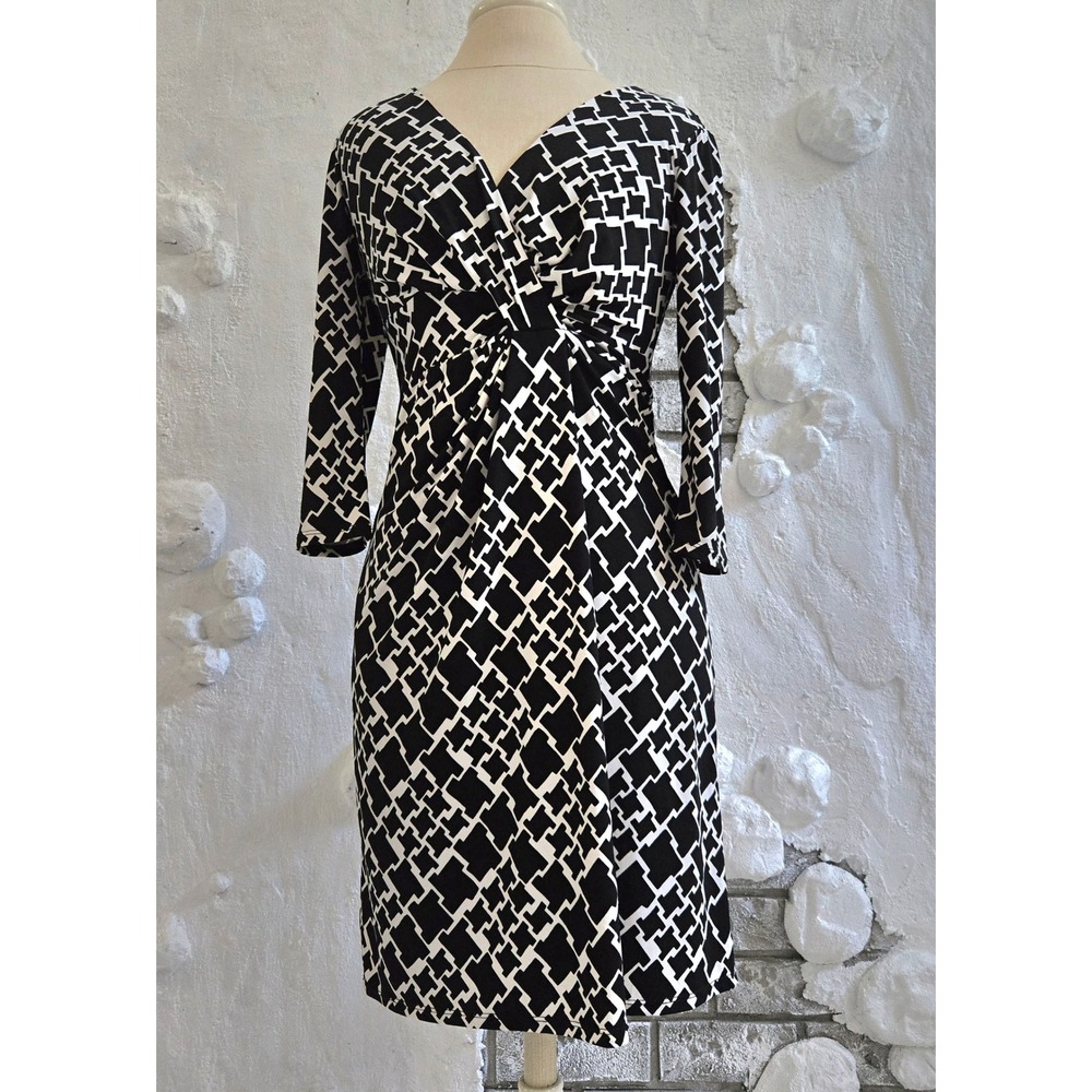 White House Black Market‎ Women Geometric Knot V-Neck Black Sheath Dress Size 2